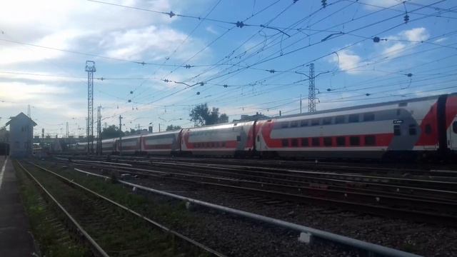 ЭП20-045 с двухэтажным поездом на станции "Голутвин". смотреть онлайн