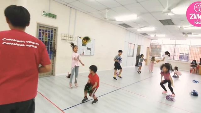 THROW & CATCH GAME | FUN ACTIVE CHILDREN GAMES | ZUMBA KIDS | ZIN NICOLE смотреть онлайн