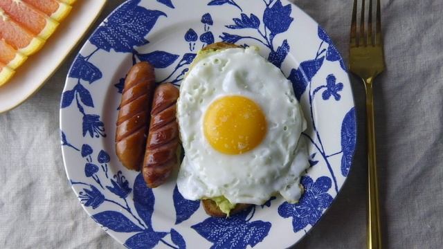 How to make fried eggs with runny yolks | How to Fry an Egg смотреть онлайн