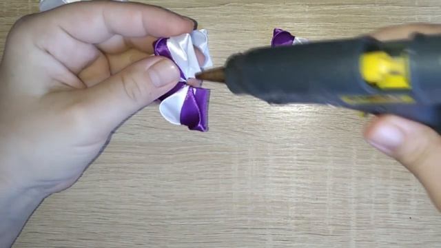 Цветы канзаши. Цветы из атласных лент. Как сделать цветы из лент. смотреть онлайн