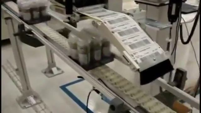 печать и нанесение этикетки сверху на усадочную упаковку с банками смотреть онлайн