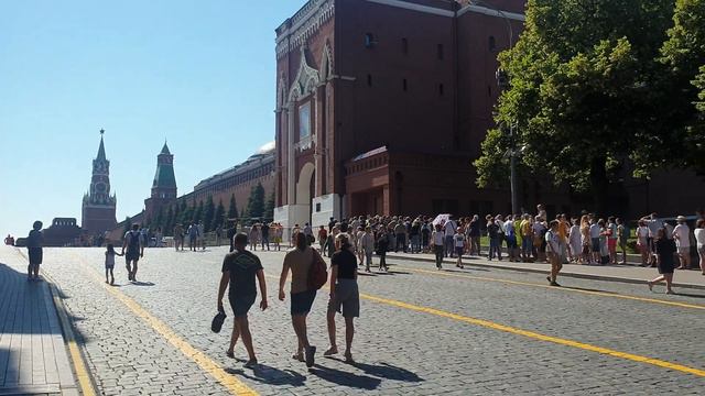 Первый раз на Красной Площади 🤩 Москва 😍 Московские выходные 😛 ну уж очень жарко в столице😁 смотреть онлайн