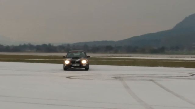 Woman drives Impreza on snow/wet смотреть онлайн
