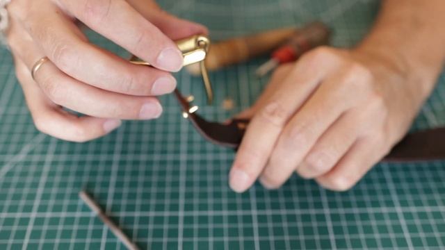 Ремень из натуральной кожи ручной работы. Пряжка и винты латунь. Урез пропитан натуральным воском смотреть онлайн