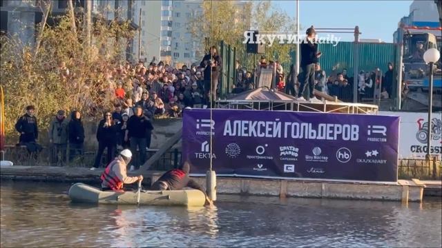 Якутский иллюзионист Алексей Гольдеров выполнил смертельный трюк, выбравшись из ловушки смотреть онлайн