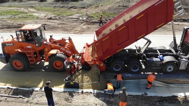 Укрепление дорожных обочин. Отсыпщик HYDROG DG-3000. смотреть онлайн