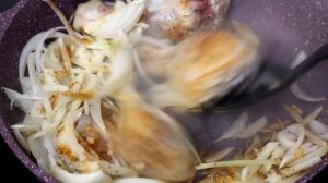 Как вкусно пожарить окорочка на сковороде с луком