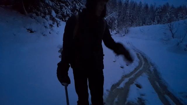 В дедовской избе. Вечерняя рыбалка на хариуса. Чудо табуретка из можжевельника. смотреть онлайн