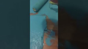 Ребенок красит стены,рисует на обоях