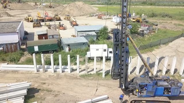 Погружение железобетонной свайной стенки сваебойной установкой Junttan PM25LC смотреть онлайн
