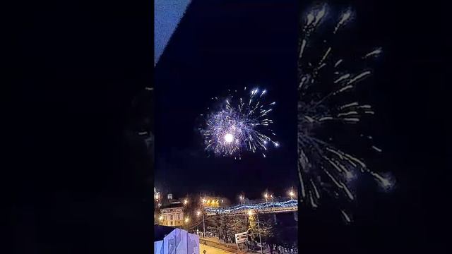 Ярославль 2019 год. Салют в честь ДНЯ ПОБЕДЫ!!! Вид с набережной реки Которосль. смотреть онлайн