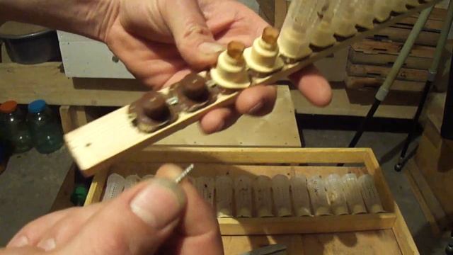 Вывод маток. Прививочная рамка. Nikot. Шпателя для переноса личинок. смотреть онлайн