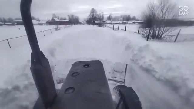 На ЮМЗ пробиваю заметеный участок дороги. Продолжаем борьбу со снегом смотреть онлайн