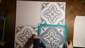 Красим кафель с помощью трафарета