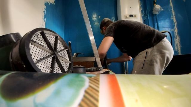 Ремонт хрущевки, кухня, готовлюсь перевесить газовую колонку. Штробление сены под водяные трубы. смотреть онлайн