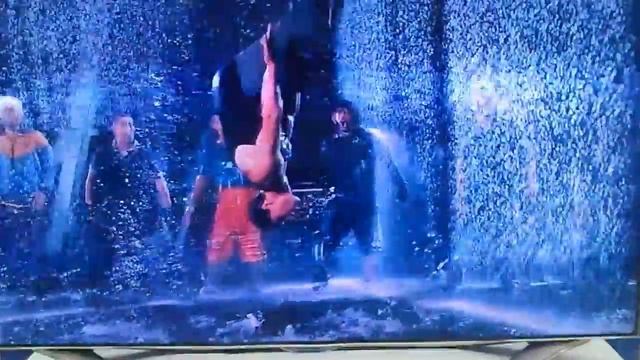 поснимал,вставил музычку :D отличный танец))) смотреть онлайн