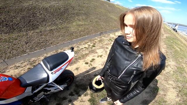 Красавица держалась до последнего:Мотодевушка.Девушка и Спортбайк смотреть онлайн