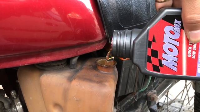YAMAHA RX100 2T Motul Oil Change And WD40 For Motorcycle? смотреть онлайн