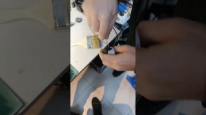 Как снять центральное колесо и ось с робота пылесоса.