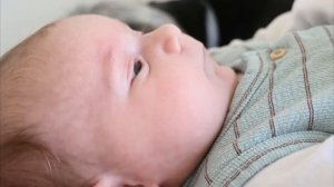 Двухмесячный  малыш  очень мило разговаривает с мамой...