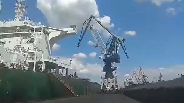 Загрузка судна в порту "Южный" смотреть онлайн
