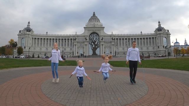 Спортивная семья показывает трюки со скакалками в Казани смотреть онлайн