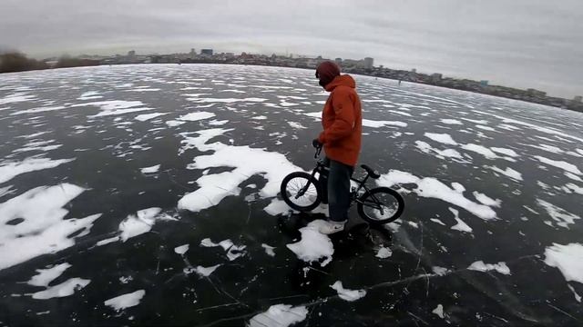 ГОНКА ПО ЛЬДУ на BMX|ЧУТЬ не ПРОВАЛИЛИСЬ|КТО ПЕРВЫЙ?