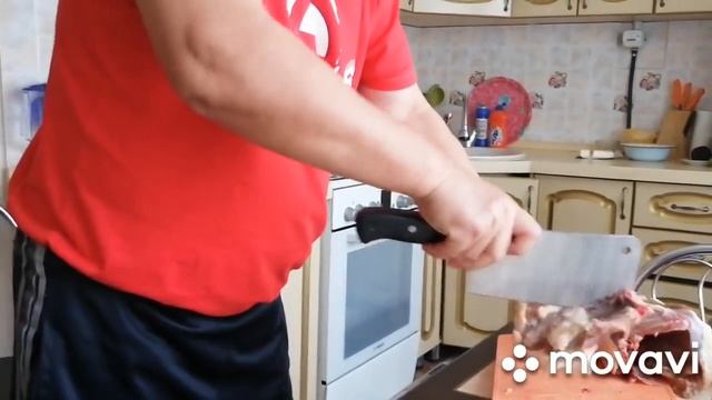 Муж разделывает утку, а я запекаю бАлиш в духовке. Как вкусно... смотреть онлайн