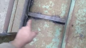 Слесарный стол с тисками своими руками из металолома