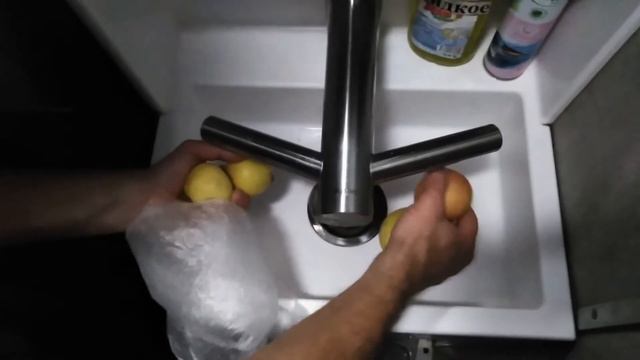 Новый кран в туалете и кулер для воды нового "капсульного" плацкартного вагона от РЖД смотреть онлайн