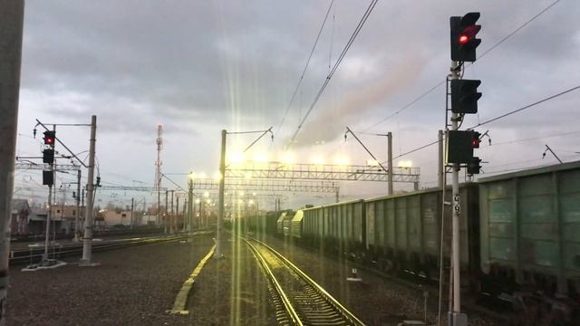 Тепловоз ТЭМ18ДМ 1138 с товарным составом. смотреть онлайн