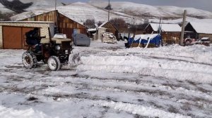 Толкаем снег самодельным трактором 4×4.