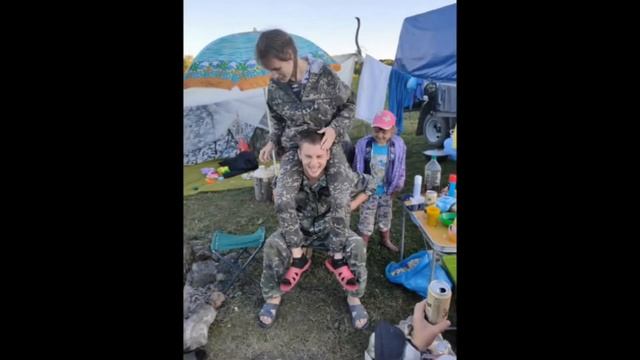 Компания рыбаков. Отдых на природе. смотреть онлайн