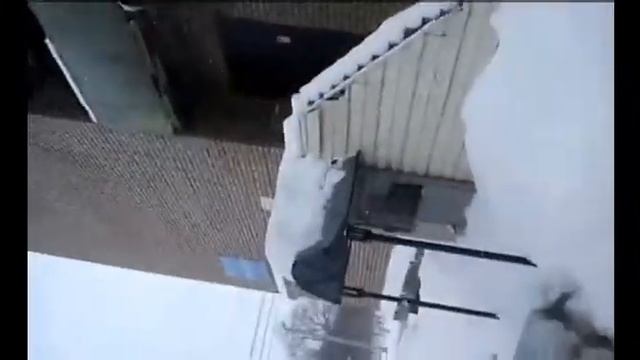 Диван из окна. Грузчики скинули диван с шестого этажа. Приколы с грузчиками #грузчики