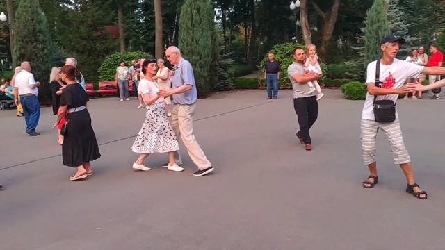 Дарите женщинам любовь Танцы в парке Горького Харьков Август 2021 смотреть онлайн