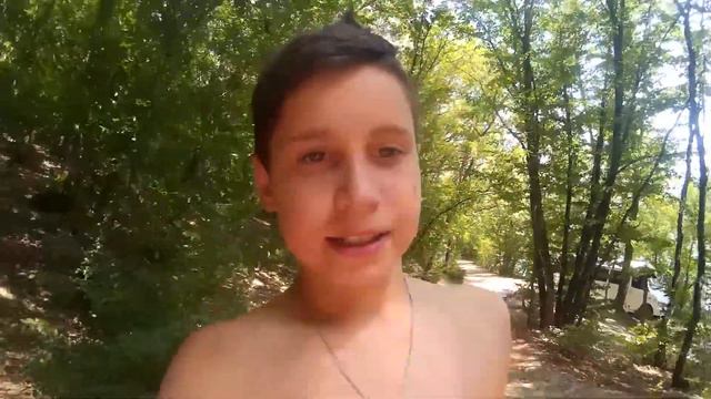 КУПАЮСЬ В ОЗЕРЕ! ПЛАВАЮ НА КАТАМАРАНЕ?! (VLOG) смотреть онлайн