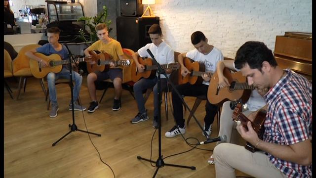 (Amelia) Comptine d`un autre été - Yann Tiersen (Guitar ensemble) смотреть онлайн