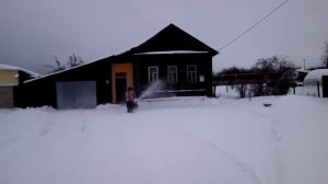 Бензиновый снегоуборщик ЛопЛош в работе