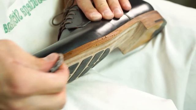 Обработка уреза и финишная отделка подошвы | Урок 12. Изготовление обуви | SHOEMAKER. КУРСЫ ПОШИВА смотреть онлайн