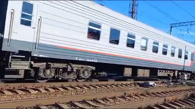 ЭП1П-034 с пассажираским поездом Кисловодск-Санкт-Петербург отправляется со ст.Мин-Воды и прив. смотреть онлайн