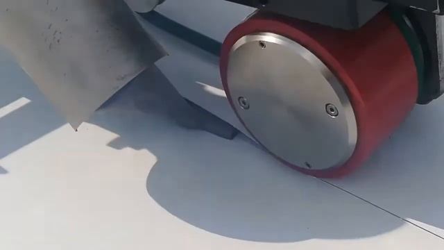 Пайка ПВХ-мембраны автоматической машинкой leister uniroof смотреть онлайн