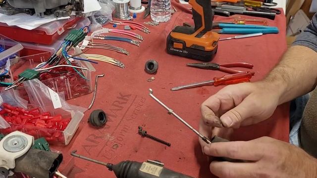 REPLACE POWER DOORLOCK ACTUATOR IN A 1987 88 89 90 91 FORD BRICKNOSE F150 F250 F350 BRONCO смотреть онлайн