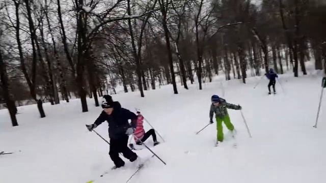 Скоростной спуск на лыжах через сугробы