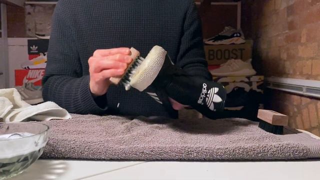 Cleaning filthy Adidas Samba's смотреть онлайн