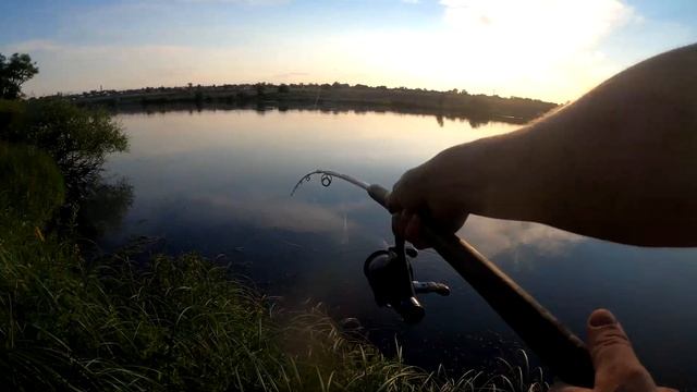 Ловля на донную снасть возле переката. Рыбалка на речке. смотреть онлайн