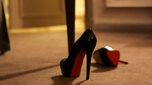 Она вернулась из командировки. Мужа не предупредила, решив сделать сюрприз. И обнаружила туфли... смотреть онлайн