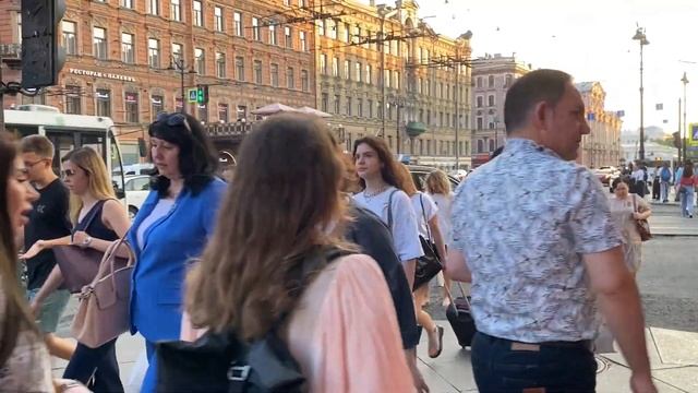 WOW! IN THIS VIDEO THE REAL RUSSIA ?? Atmosphere Of The Streets Of Saint Petersburg - Walking Tour