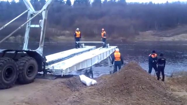 Тульские спасатели возводят временную мостовую переправу на реке в Архангельской области смотреть онлайн