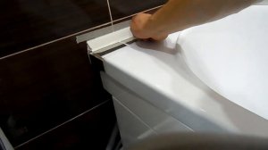 Устранение протечки в ванной, монтаж плинтуса между ванной и стеной