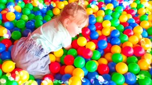 Настя_и_много_шаров_в_детском_парке_